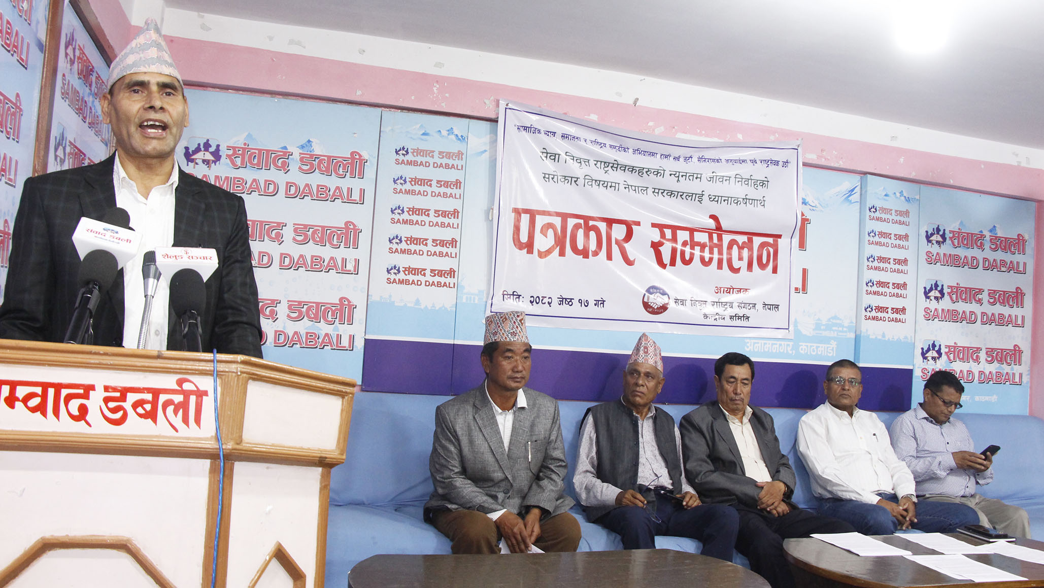 बजेटले कर्मचारीको महंगीभत्ता ५ हजार पुर्याएपछि अवकाशवालाको आपत्ति, आफुहरुलाई वेवास्ता गरेको भन्दै सरकारविरुद्ध आन्दोलन गर्ने चेतावनी